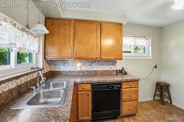 1209 Massoit Road, Clawson, MI 48017