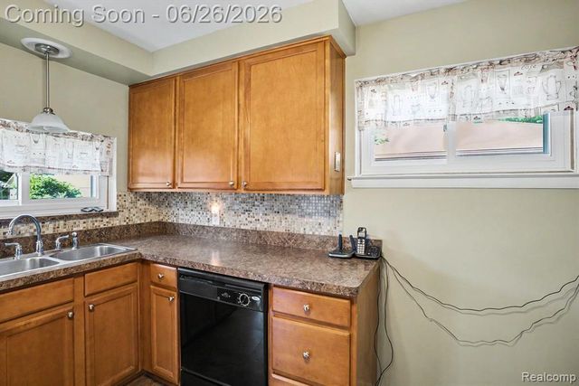 1209 Massoit Road, Clawson, MI 48017