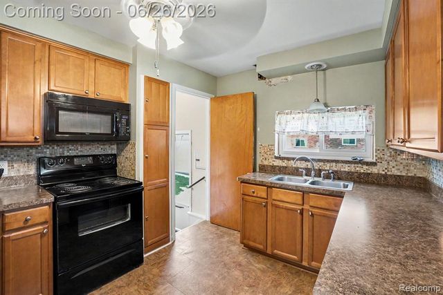 1209 Massoit Road, Clawson, MI 48017