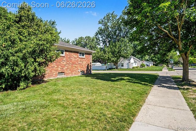 1209 Massoit Road, Clawson, MI 48017