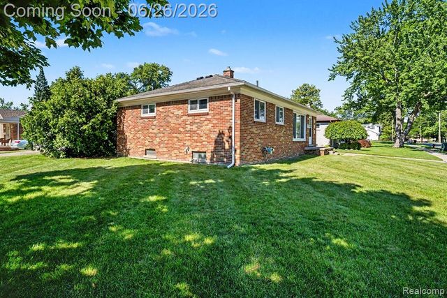 1209 Massoit Road, Clawson, MI 48017