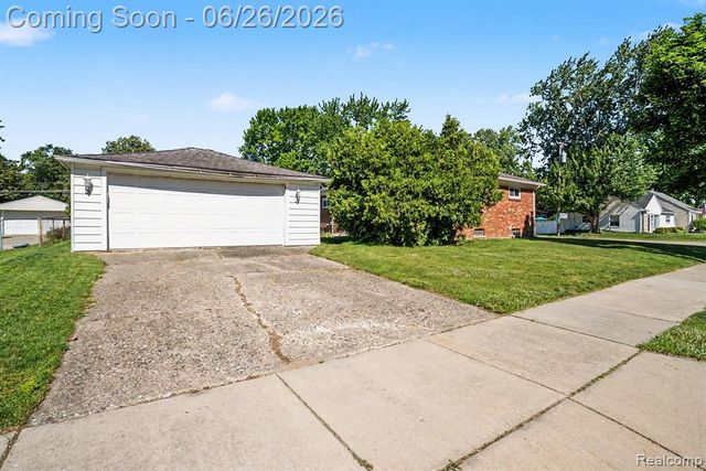 1209 Massoit Road, Clawson, MI 48017