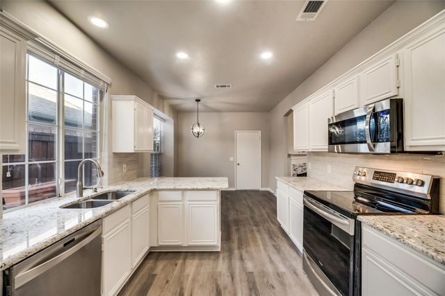 216 Touchdown Drive, Irving, TX 75063