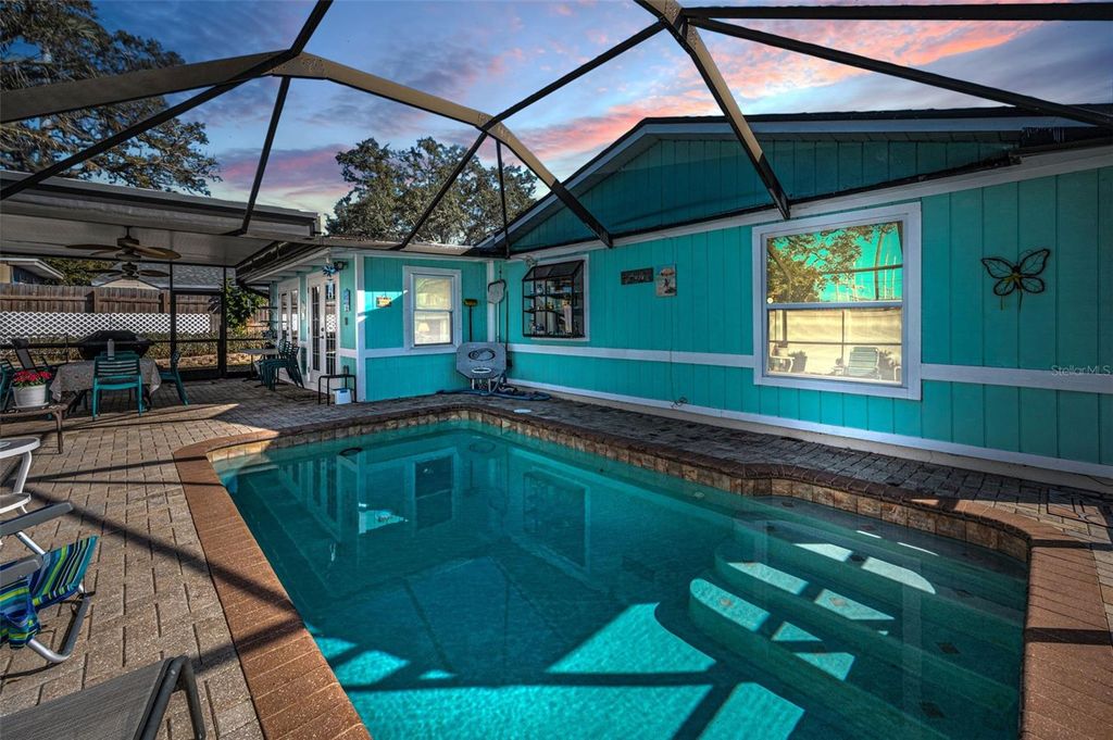 Image 2 of property listing at 1176 MINEOLA CIRCLE, Palm Harbor, FL 34683