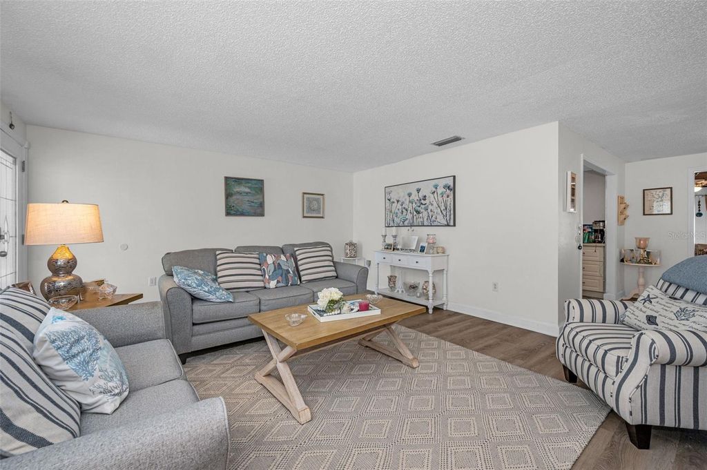 Image 13 of property listing at 1176 MINEOLA CIRCLE, Palm Harbor, FL 34683