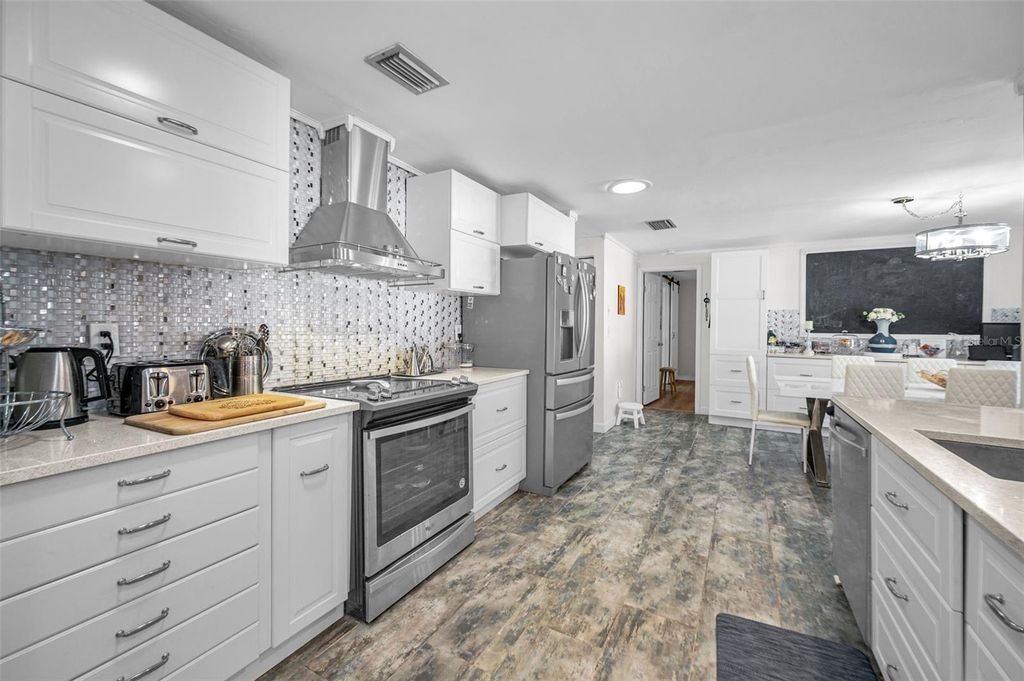 Image 14 of property listing at 1176 MINEOLA CIRCLE, Palm Harbor, FL 34683