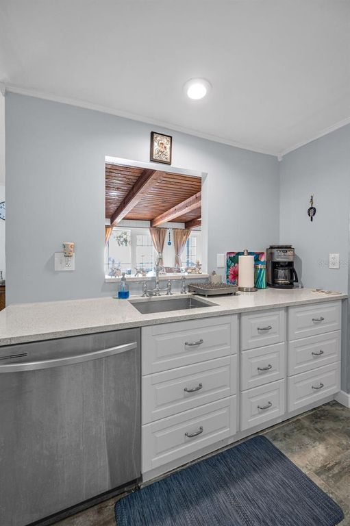 Image 18 of property listing at 1176 MINEOLA CIRCLE, Palm Harbor, FL 34683