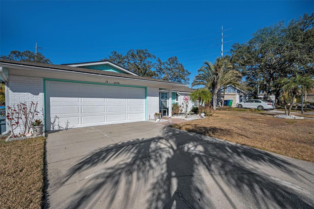 Image 4 of property listing at 1176 MINEOLA CIRCLE, Palm Harbor, FL 34683