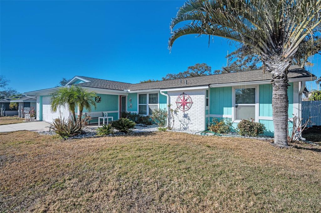 Image 5 of property listing at 1176 MINEOLA CIRCLE, Palm Harbor, FL 34683