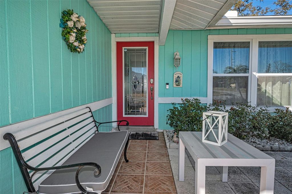 Image 10 of property listing at 1176 MINEOLA CIRCLE, Palm Harbor, FL 34683