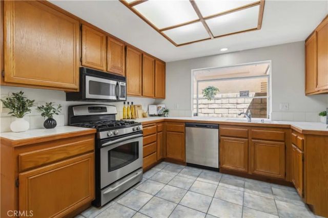 592 Fairfield, Simi Valley, CA 93065