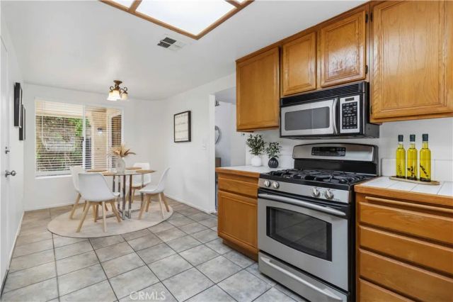 592 Fairfield, Simi Valley, CA 93065