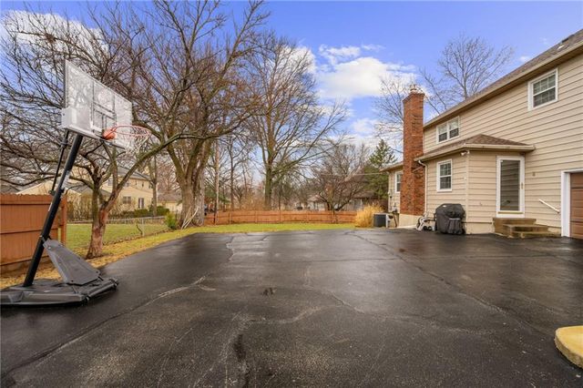 9501 Riggs Street, Overland Park, KS 66212