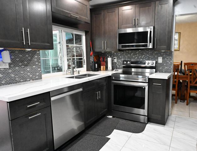 8610 NW 27th Place, Sunrise, FL 33322