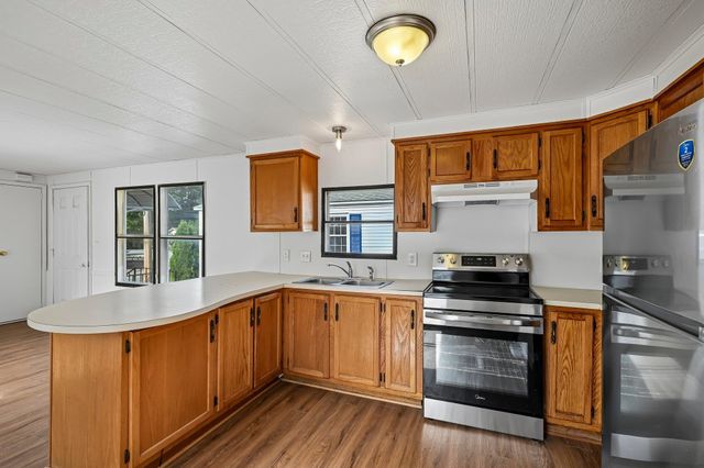 37 Thistle Way, Manchester, NH 03109
