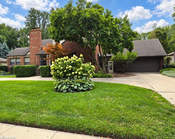 543 Vernier Road, Grosse Pointe Woods, MI 48236