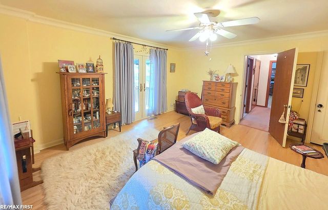 543 Vernier Road, Grosse Pointe Woods, MI 48236