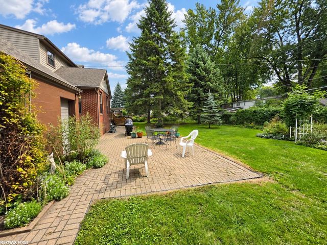543 Vernier Road, Grosse Pointe Woods, MI 48236