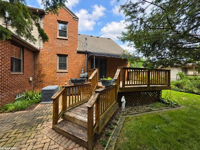543 Vernier Road, Grosse Pointe Woods, MI 48236