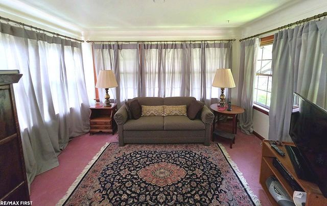 543 Vernier Road, Grosse Pointe Woods, MI 48236