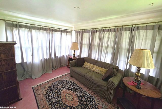543 Vernier Road, Grosse Pointe Woods, MI 48236