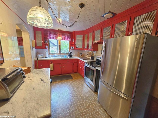 543 Vernier Road, Grosse Pointe Woods, MI 48236
