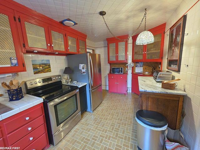 543 Vernier Road, Grosse Pointe Woods, MI 48236