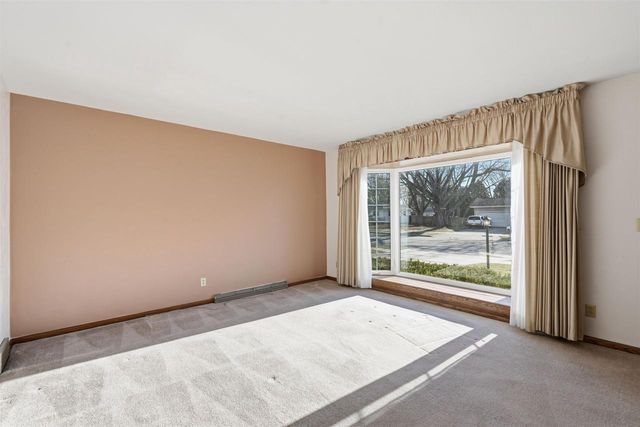 414 Woodview Drive, Sun Prairie, WI 53590