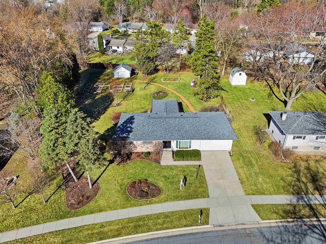 414 Woodview Drive, Sun Prairie, WI 53590