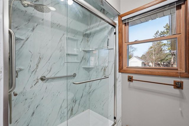 414 Woodview Drive, Sun Prairie, WI 53590