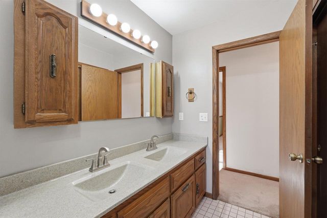 414 Woodview Drive, Sun Prairie, WI 53590