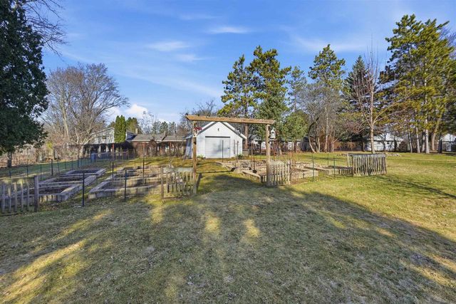 414 Woodview Drive, Sun Prairie, WI 53590