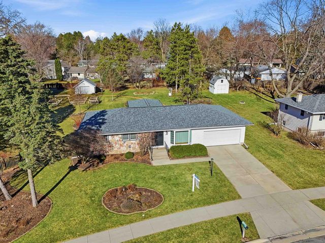 414 Woodview Drive, Sun Prairie, WI 53590