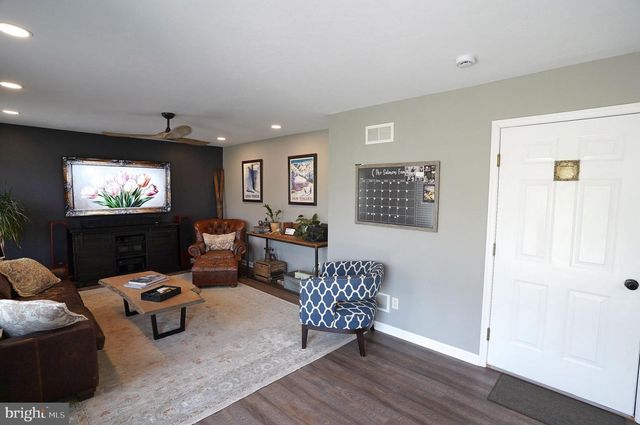 240 TWIN LAKES DR, Gettysburg, PA 17325