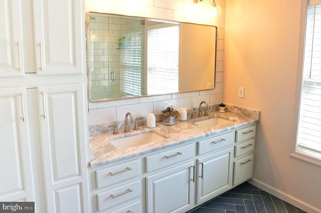 240 TWIN LAKES DR, Gettysburg, PA 17325