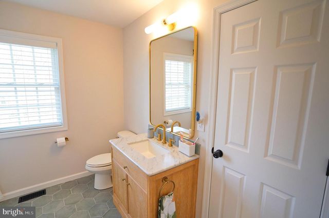 240 TWIN LAKES DR, Gettysburg, PA 17325