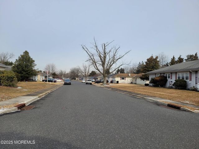 7 Le Lamentin Drive, Toms River, NJ 08757