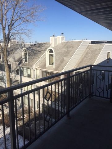 728 Diamond Lake Road 409, Mundelein, IL 60060