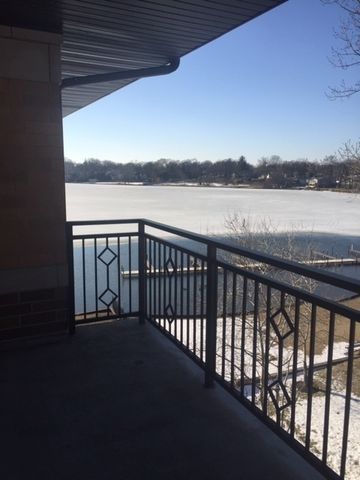 728 Diamond Lake Road 409, Mundelein, IL 60060