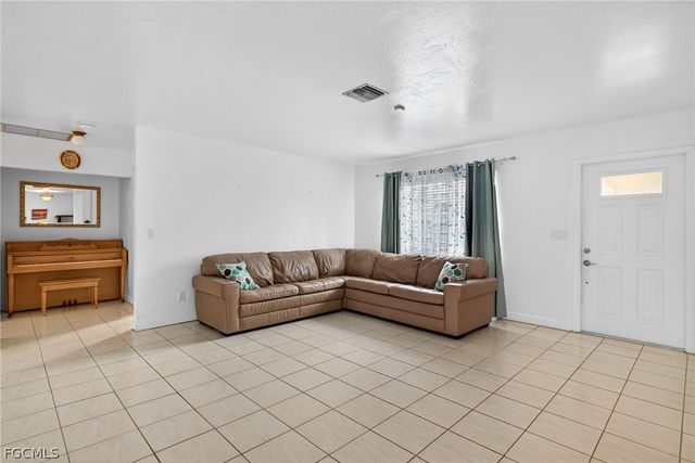 1802 SE 11th PL, Cape Coral, FL 33990