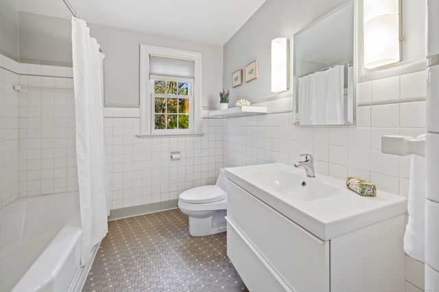 175 Tokeneke Drive, North Haven, CT 06473