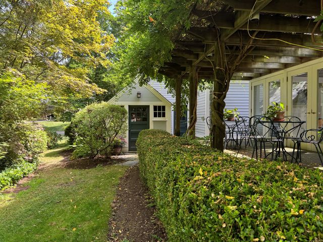 175 Tokeneke Drive, North Haven, CT 06473