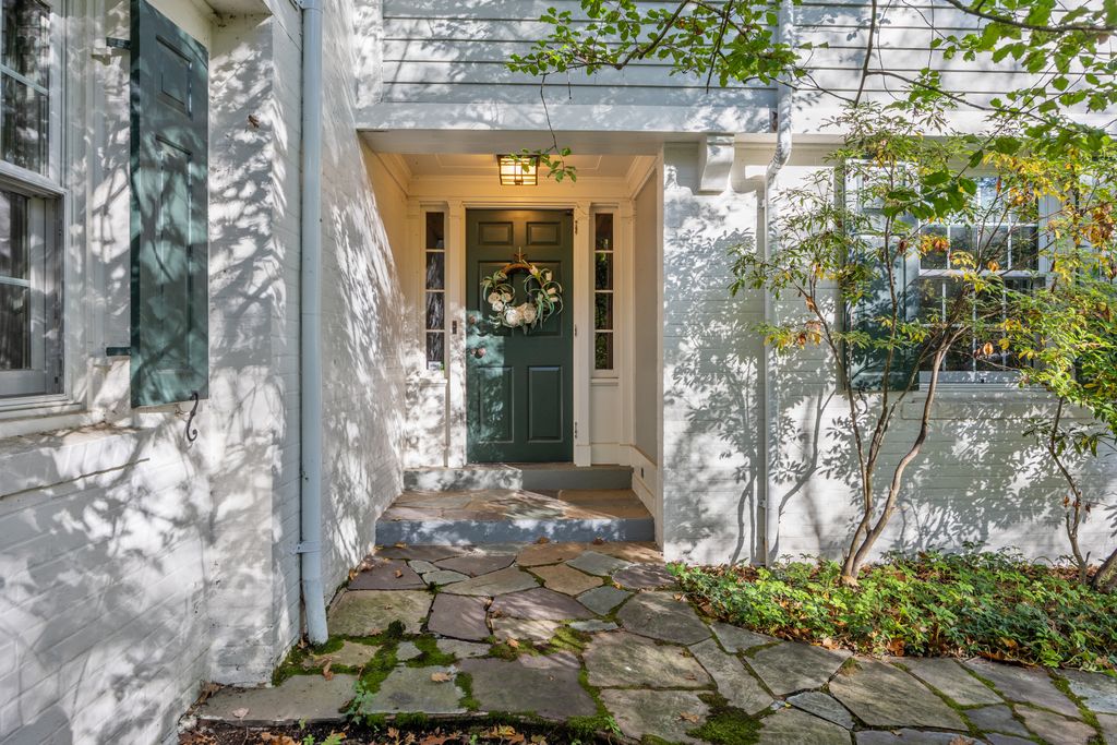 175 Tokeneke Drive, North Haven, CT 06473