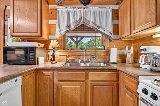 9601 Buffalo Pike, Freetown, IN 47235