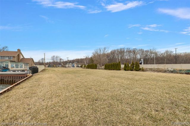37340 Jefferson Avenue, Harrison Twp, MI 48045