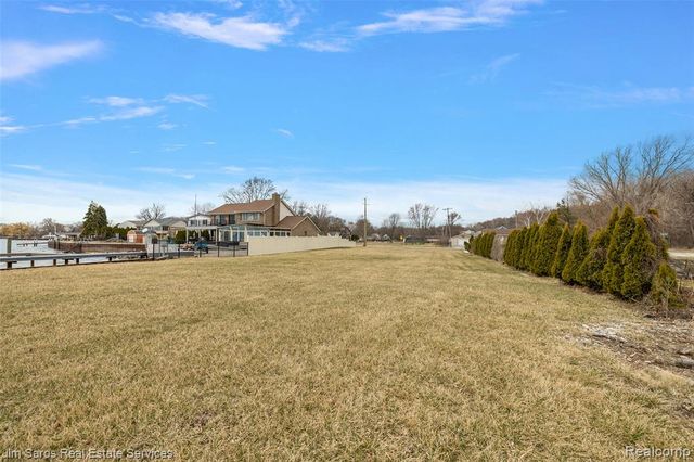37340 Jefferson Avenue, Harrison Twp, MI 48045