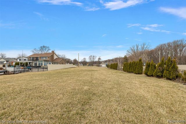 37340 Jefferson Avenue, Harrison Twp, MI 48045