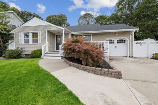 16 Larry Road, Selden, NY 11784