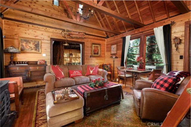 529 West Victoria Court, Lake Arrowhead, CA 92352