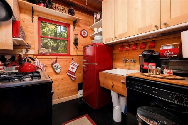 529 West Victoria Court, Lake Arrowhead, CA 92352